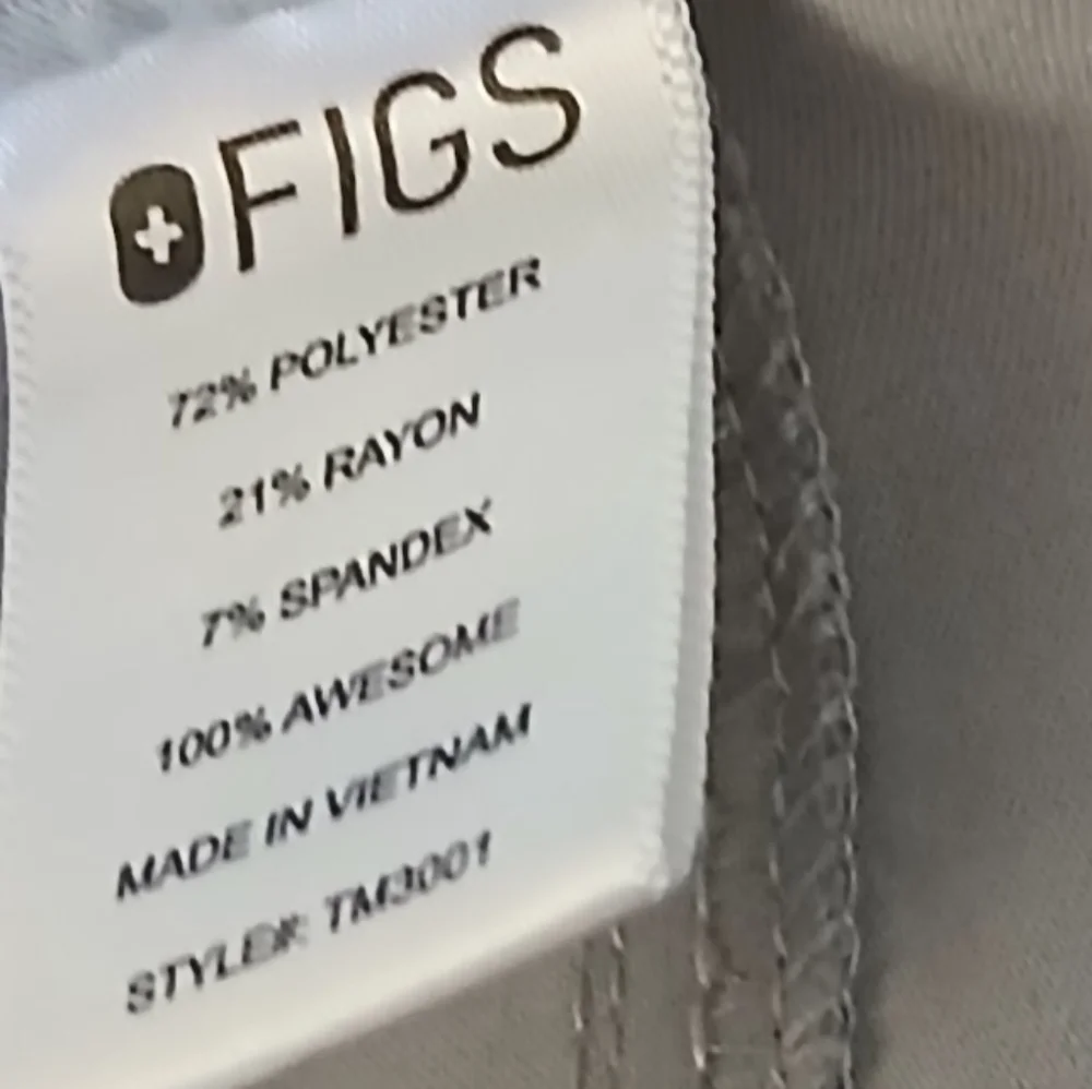 FIGS Men's Cairo Cargo Scrub Pants in Gray. Size L